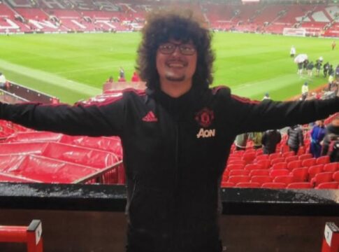 video:-torcedor-do-united-que-prometeu-nao-cortar-o-cabelo-e-agredido