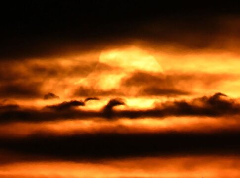 eclipse-parcial-encanta-nascer-do-sol-na-nova-zelandia.-veja-imagens