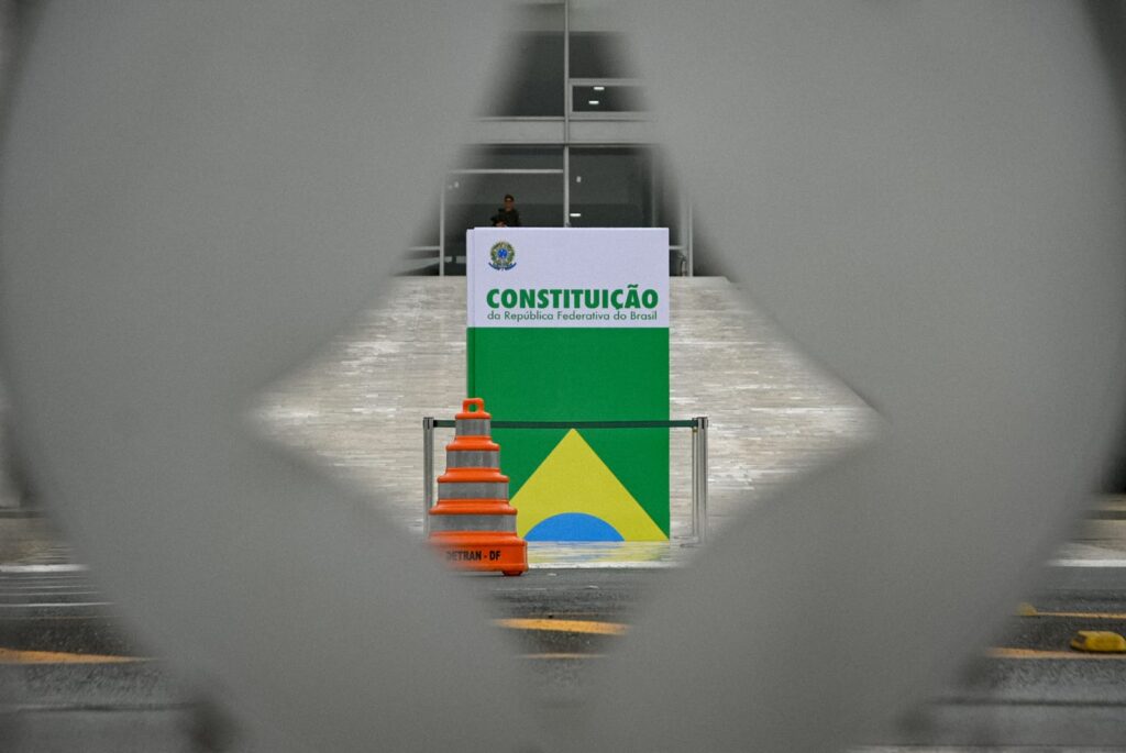 ainda-temos-uma-constituicao?-(por-roberto-brant)