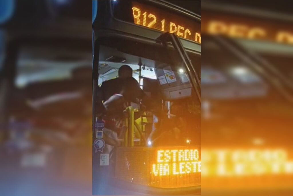 cena-de-barbarie:-video-mostra-flamenguistas-espancando-vascaino-em-onibus