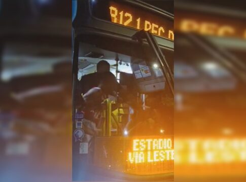 cena-de-barbarie:-video-mostra-flamenguistas-espancando-vascaino-em-onibus