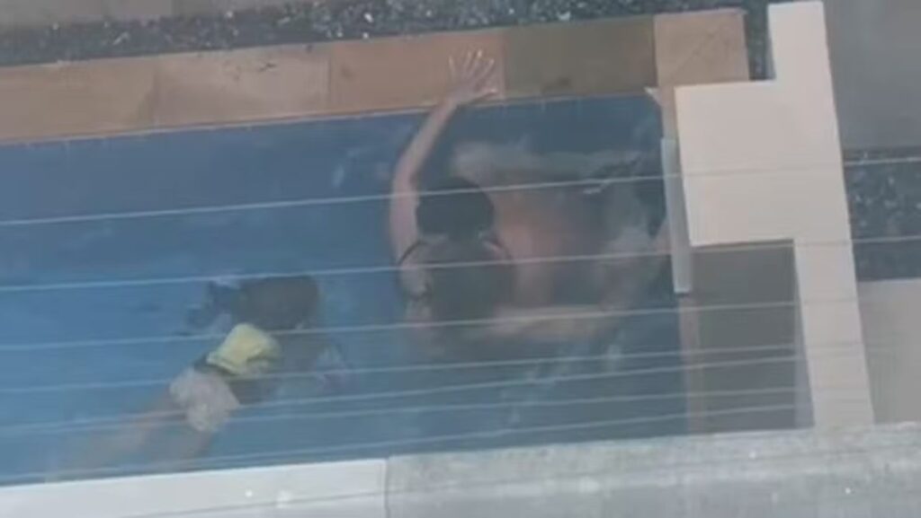 casal-transa-na-frente-de-crianca-dentro-de-piscina-em-condominio