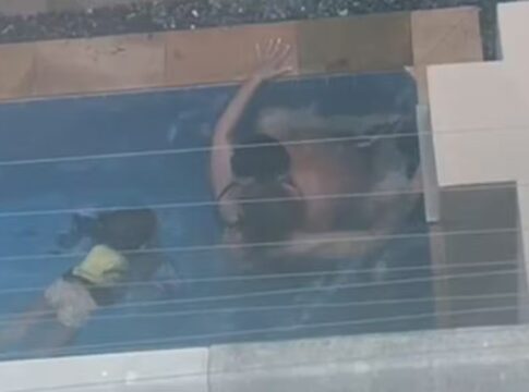 casal-transa-na-frente-de-crianca-dentro-de-piscina-em-condominio