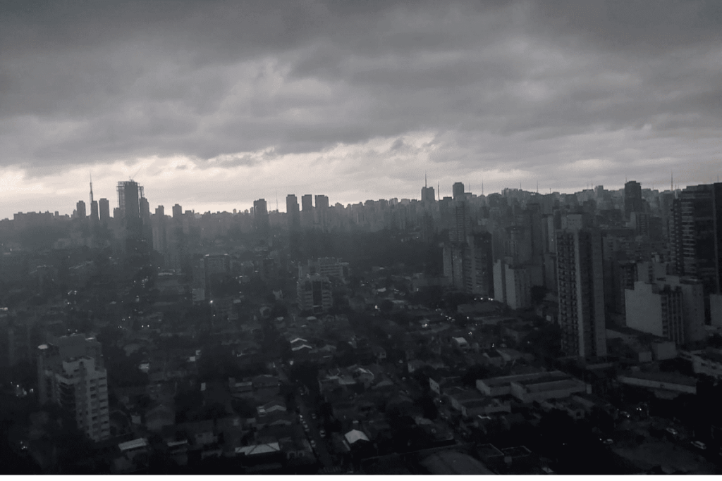 dia-vira-noite:-minutos-apos-alerta,-ceu-escurece-e-temporal-atinge-sp
