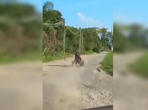 video-alucinante:-dupla-tenta-fugir-da-prf-mas-cai-e-“beija-o-asfalto”