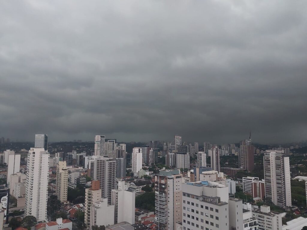 apagao-em-cajamar:-92%-da-cidade-fica-sem-energia-apos-temporal-em-sp