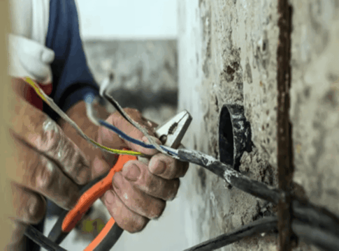pedreiro-morre-eletrocutado-enquanto-manuseava-maquina-de-solda-no-df