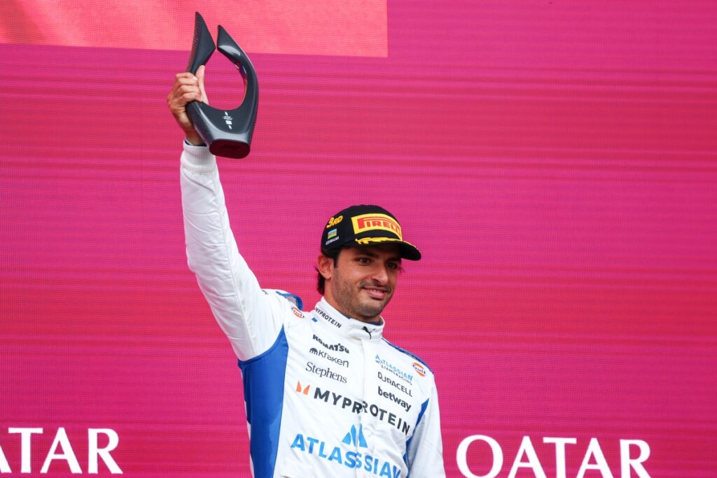 com-podio-em-baku,-carlos-sainz-iguala-feito-raro-de-alain-prost-na-f1