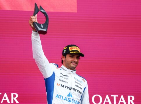 com-podio-em-baku,-carlos-sainz-iguala-feito-raro-de-alain-prost-na-f1