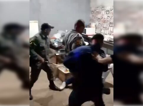 video:-confusao-por-som-alto-termina-em-gas-de-pimenta,-socos-e-chutes