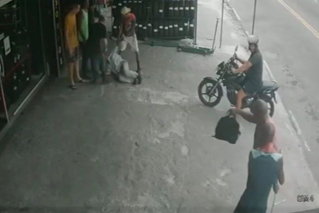 “alvo-de-feitico”:-homem-agride-patrao-com-mala-de-ferramentas.-video