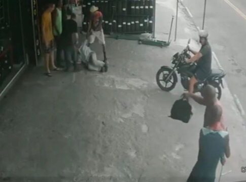 “alvo-de-feitico”:-homem-agride-patrao-com-mala-de-ferramentas.-video