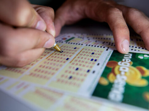 loterias:-mega-sena-sorteia-r$-45-milhoes-nesta-terca.-confira-dezenas