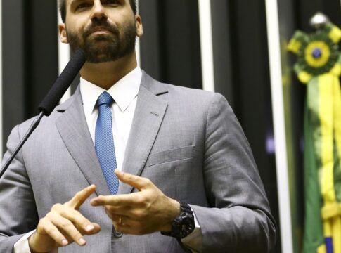 moraes-envia-denuncia-contra-eduardo-bolsonaro-para-hugo-motta