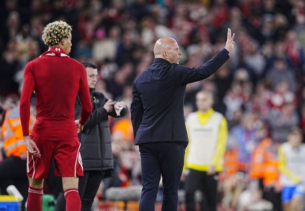 arne-slot-classifica-expulsao-de-atacante-do-liverpool-como-“estupida”