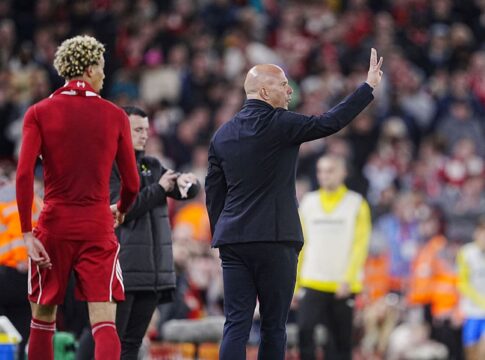 arne-slot-classifica-expulsao-de-atacante-do-liverpool-como-“estupida”