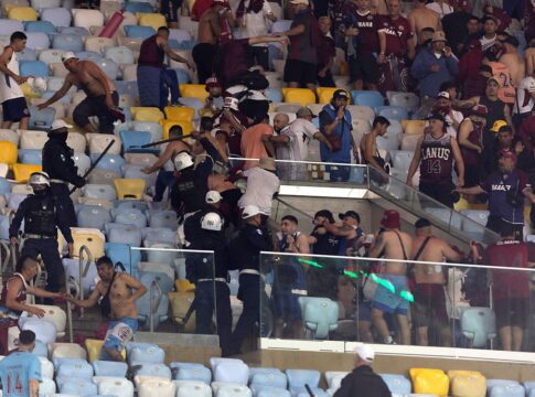 sul-americana:-torcida-do-lanus-entra-em-confronto-com-pm-no-maracana