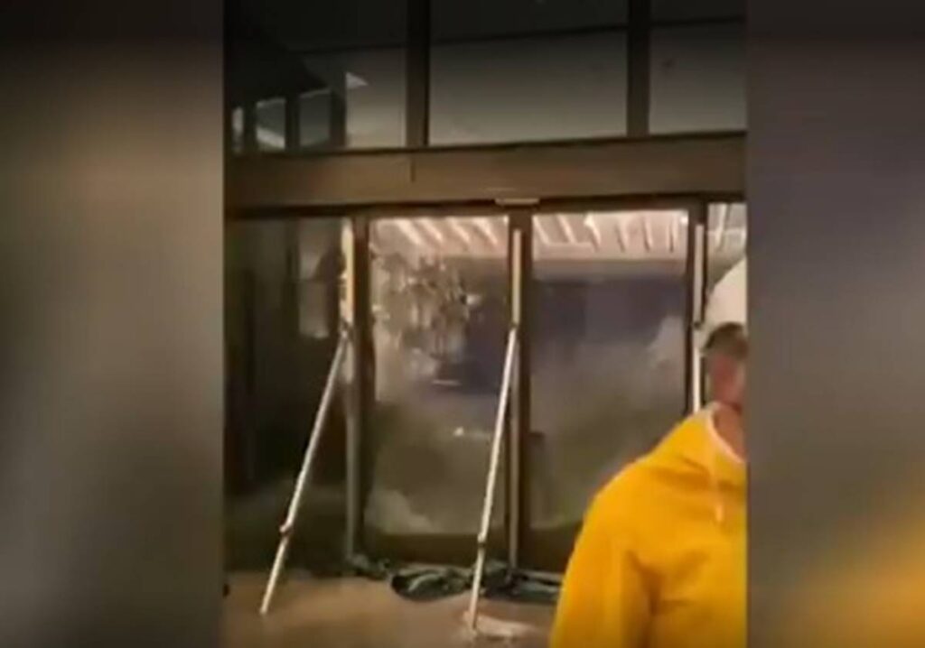 onda-gigante-invade-hotel-em-hong-kong-apos-supertufao-ragasa.-video