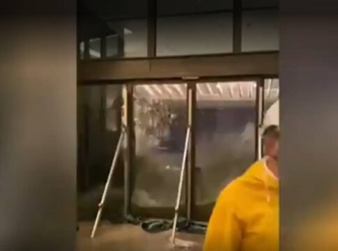 onda-gigante-invade-hotel-em-hong-kong-apos-supertufao-ragasa.-video