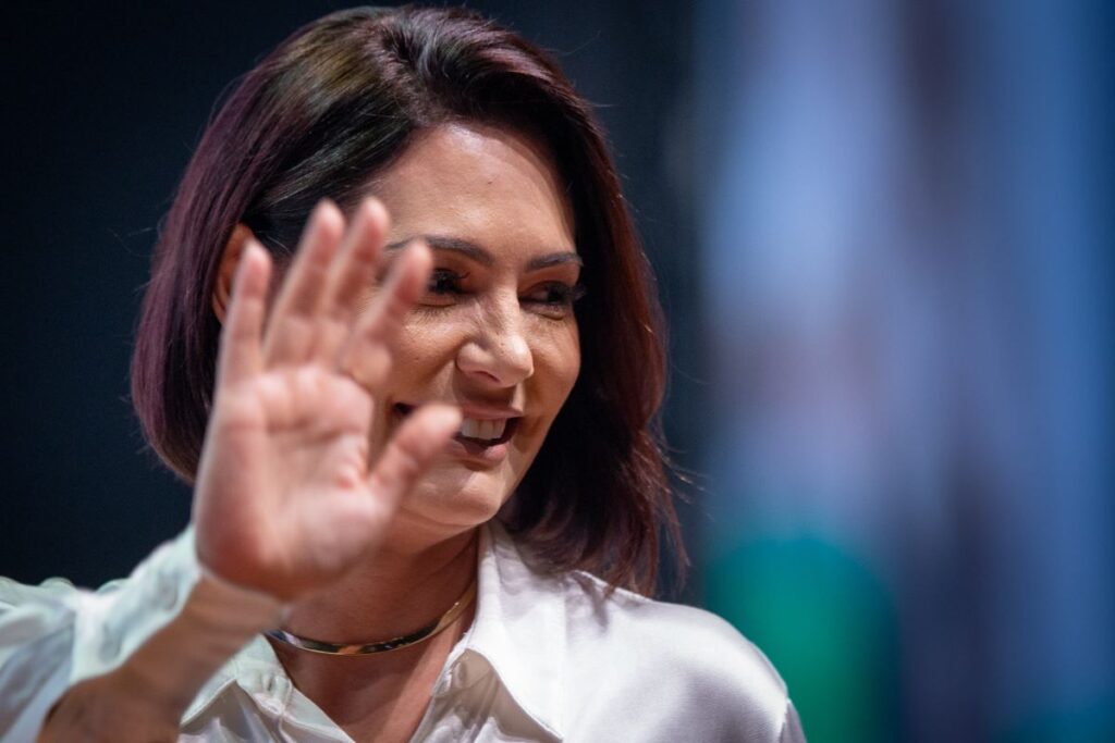 “vou-me-erguer-como-uma-leoa”,-diz-michelle-sobre-disputa-eleitoral