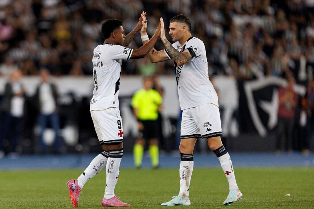 vasco-e-bahia-se-enfrentam-em-jogo-atrasado:-confira-onde-assistir