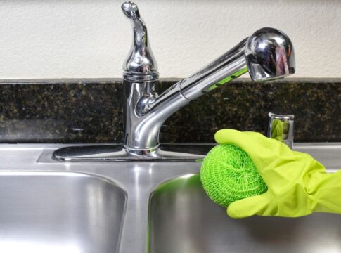 descubra-como-usar-vinagre-para-tirar-manchas-e-dar-brilho-ao-inox