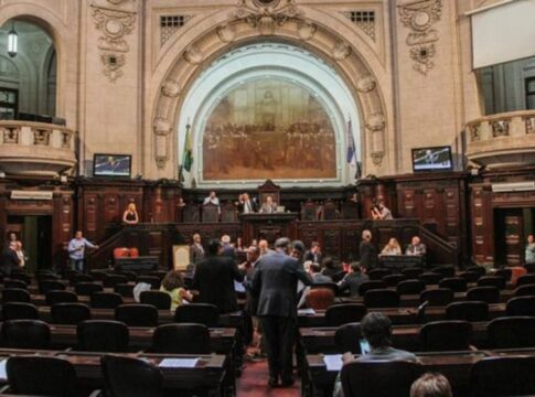 “ta-com-fuzil-na-mao?-tem-que-ser-neutralizado”,-diz-deputado-do-rio