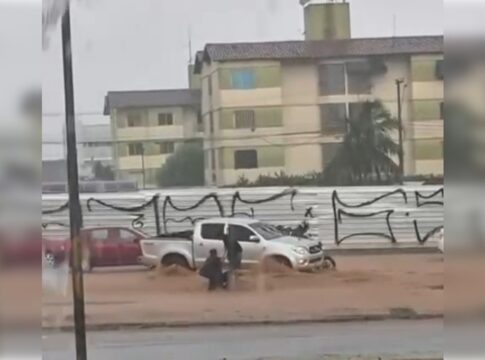video:-mulheres-sao-resgatadas-apos-quase-serem-levadas-por-enxurrada