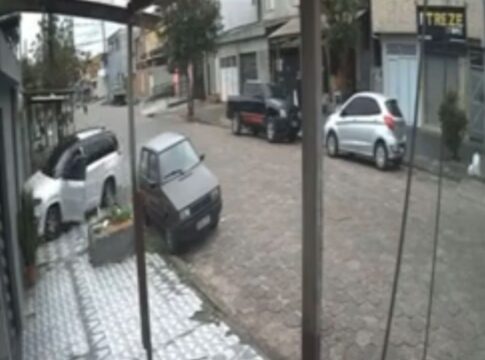 criminoso-invade-carro,-pai-e-filha-reagem-e-sofrem-acidente-em-sp