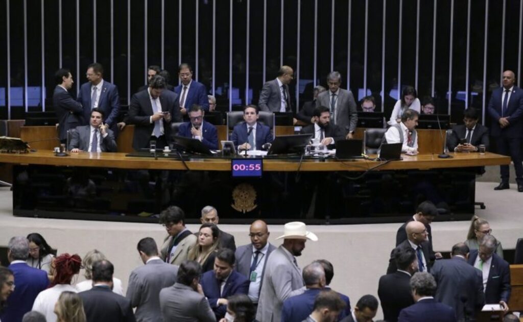 camara-aprova-r$-1,5-bi-para-saude-e-educacao-fora-da-meta-fiscal