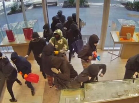 grupo-rouba-us$-1-milhao-em-joias-em-shopping-na-california.-video