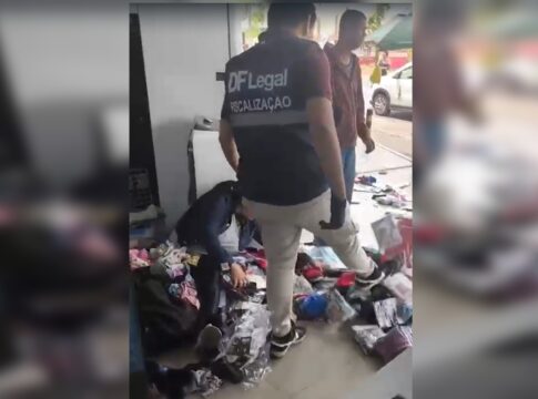 video:-fiscal-da-df-legal-chuta-mercadoria-de-ambulante-caida-no-chao