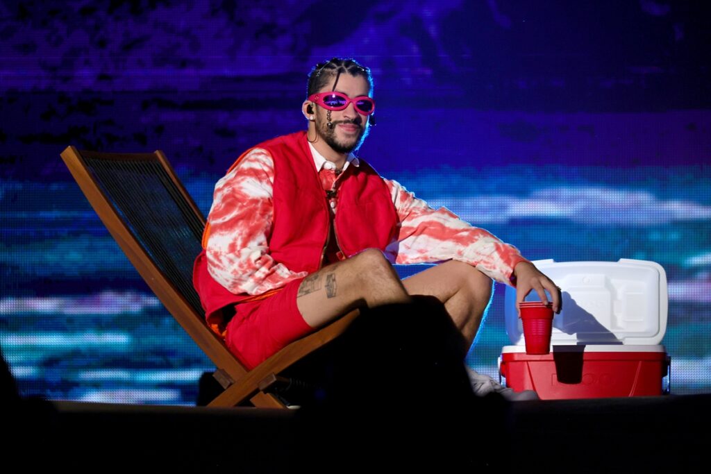 bad-bunny-e-processado-em-r$-5-milhoes-por-“copiar”-casa-de-idoso