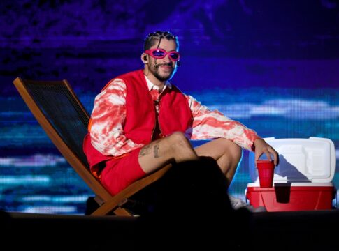 bad-bunny-e-processado-em-r$-5-milhoes-por-“copiar”-casa-de-idoso