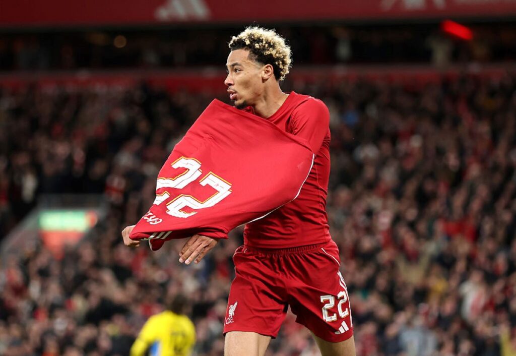 atacante-do-liverpool-pode-ser-punido-apos-expulsao-por-tirar-a-camisa