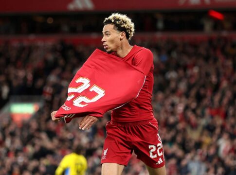 atacante-do-liverpool-pode-ser-punido-apos-expulsao-por-tirar-a-camisa
