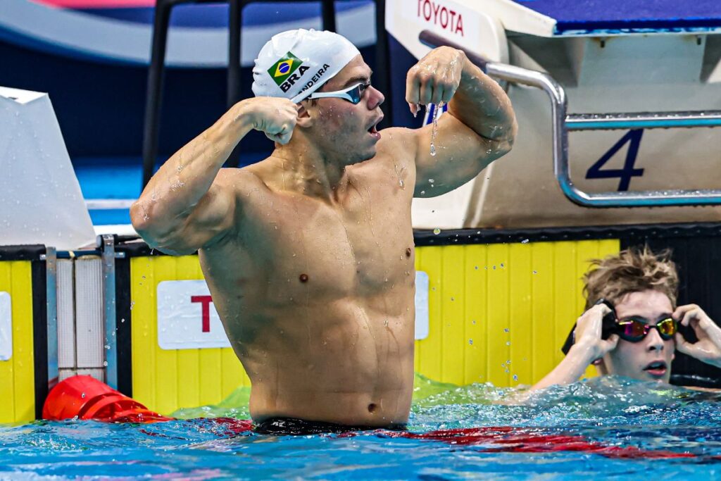 natacao:-gabriel-bandeira-bate-recorde-mundial-e-e-ouro;-carol-e-tetra