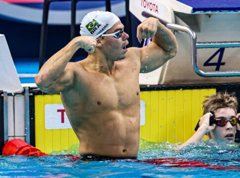 natacao:-gabriel-bandeira-bate-recorde-mundial-e-e-ouro;-carol-e-tetra