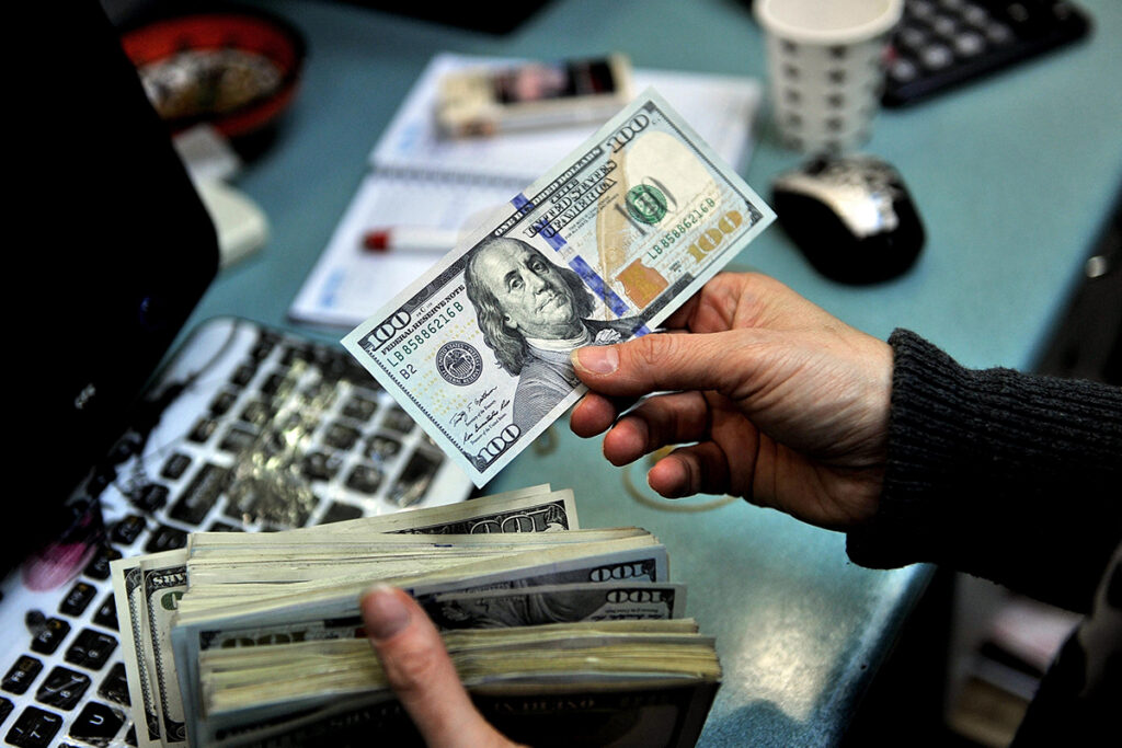 dolar-sobe-e-bolsa-cai-com-temor-de-menor-queda-dos-juros-nos-eua