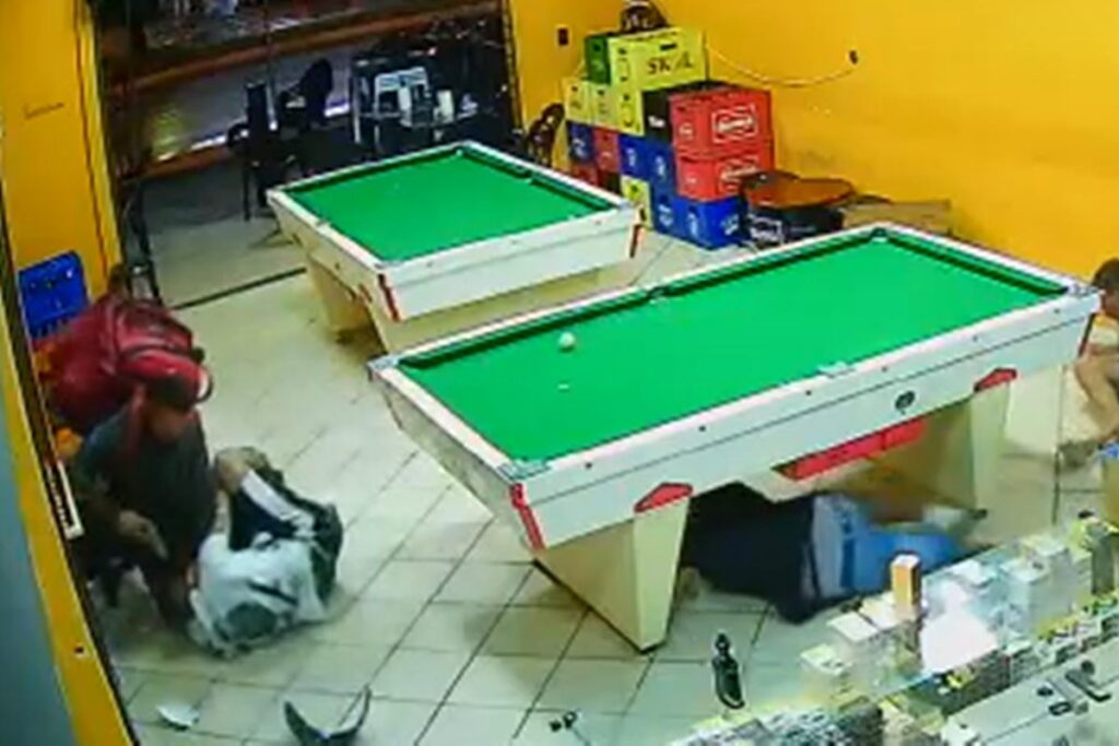 video:-pcc-manda-capanga-vestido-de-motoboy-matar-rival-em-bar-no-df
