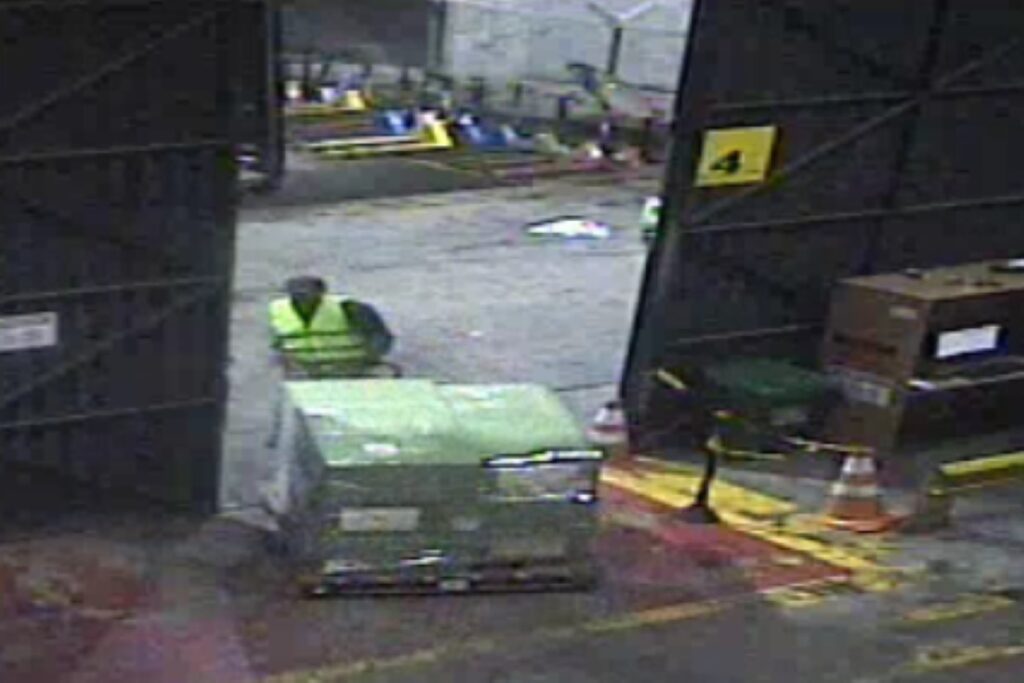 video:-policia-prende-3-suspeitos-de-desviar-cargas-em-aeroporto-de-sp