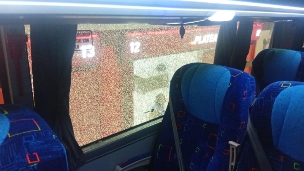 onibus-do-flamengo-e-apedrejado-antes-de-jogo-pela-libertadores
