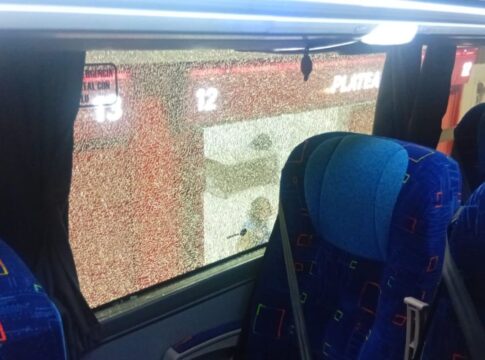 onibus-do-flamengo-e-apedrejado-antes-de-jogo-pela-libertadores