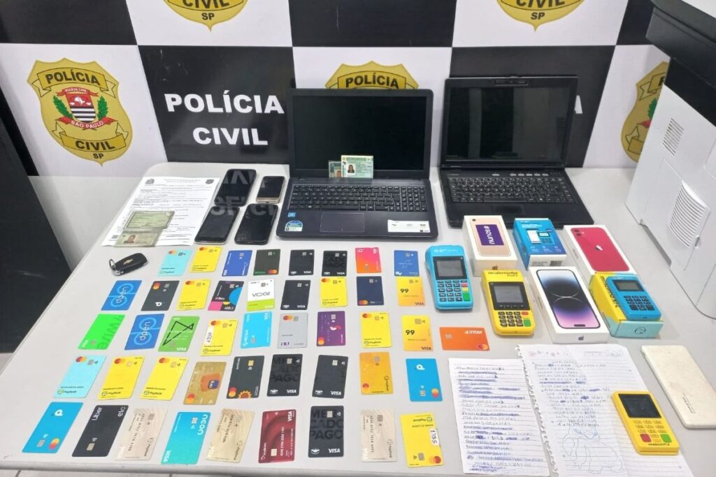 celular-no-ar-condicionado:-mulher-tenta-despistar-policia-em-operacao
