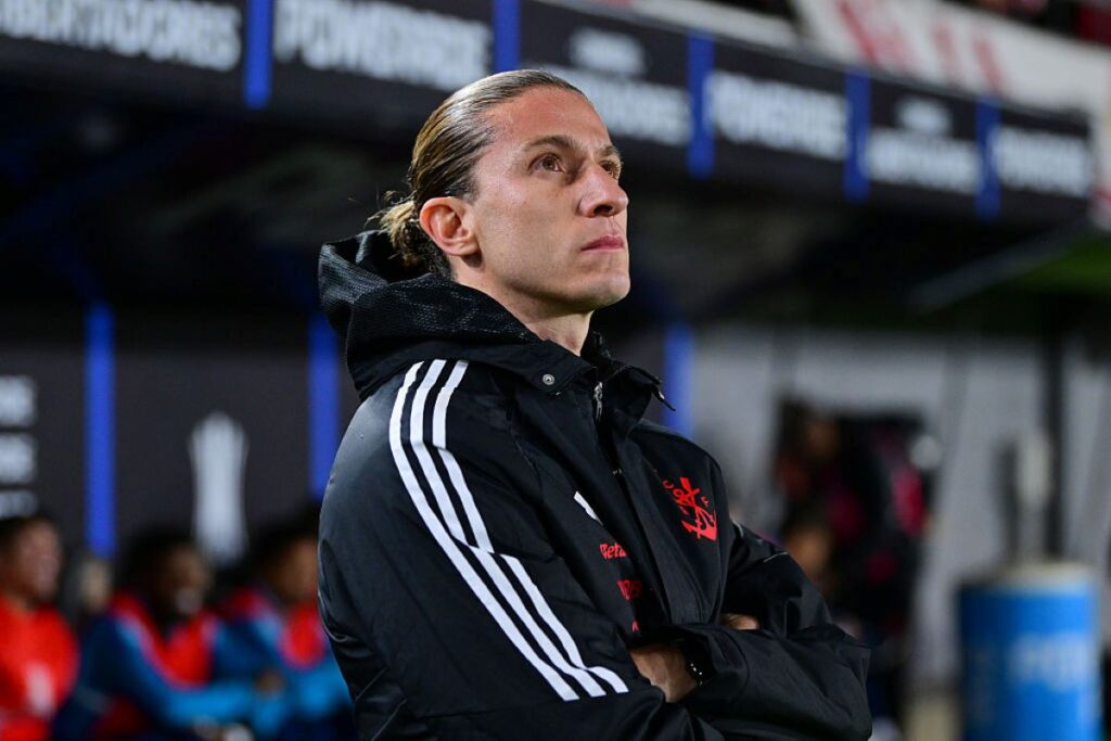 filipe-luis-brinca-sobre-manchetes-e-exalta-classificacao-do-flamengo
