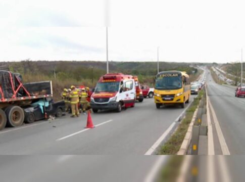 acidente-grave-entre-caminhao-e-carro-deixa-um-morto-na-br-020