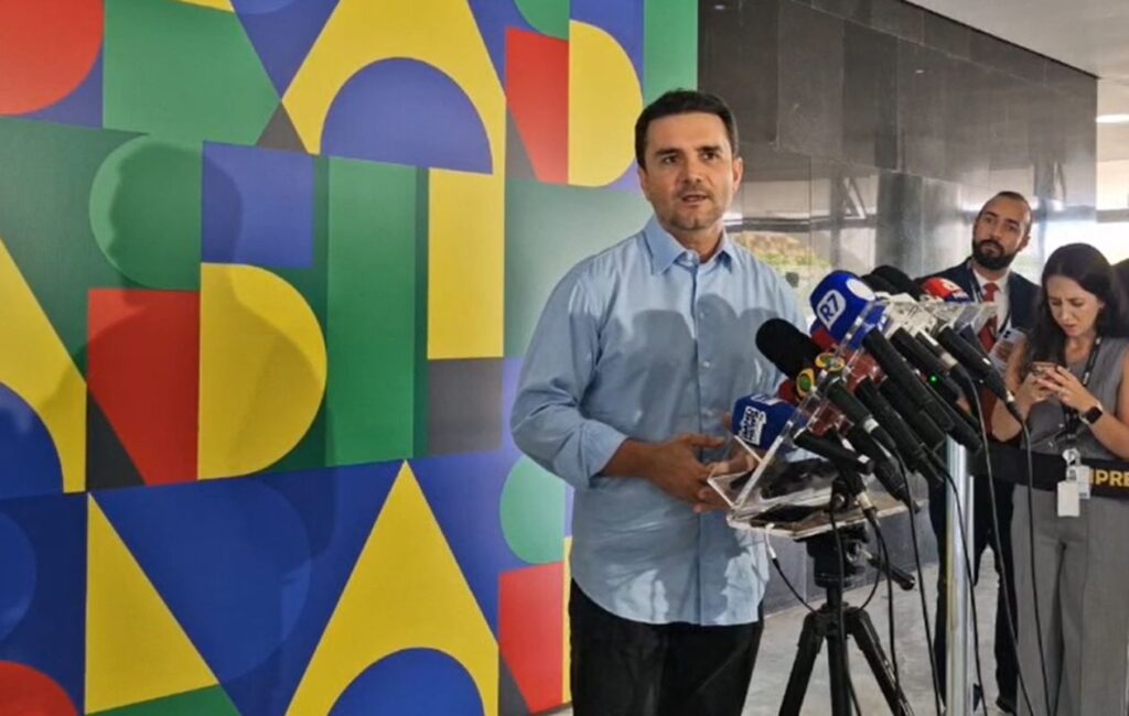 celso-sabino-anuncia-saida-do-ministerio-do-turismo