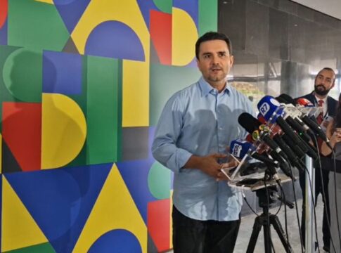 celso-sabino-anuncia-saida-do-ministerio-do-turismo