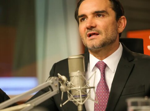 celso-sabino-anuncia-saida-do-comando-do-ministerio-do-turismo