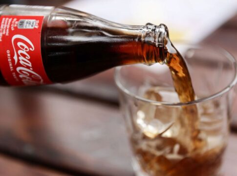 coca-cola-e-condenada-apos-homem-achar-corpo-estranho-dentro-de-bebida